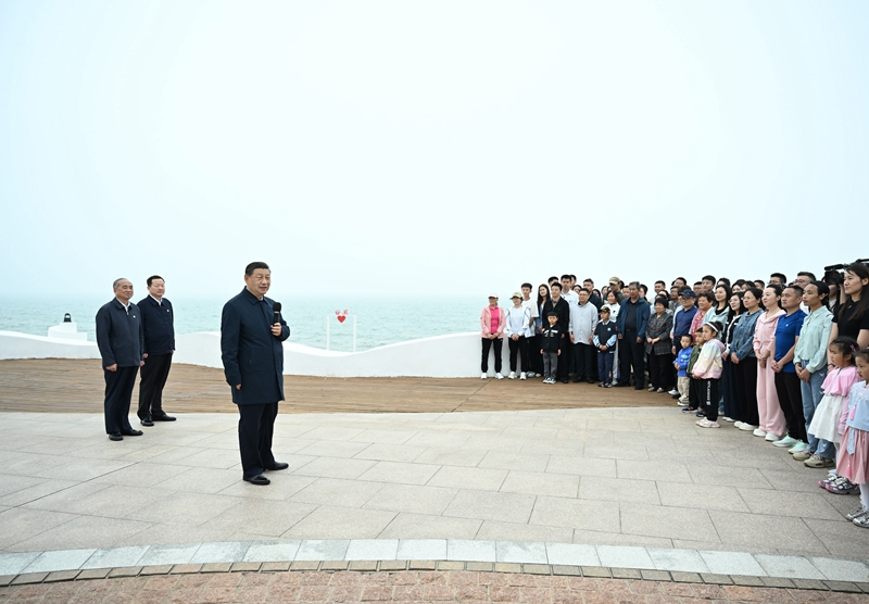 5月22日至24日,中共中央总书记、国家主席、中央军委主席习近平在山东考察。这是22日下午,习近平在日照市阳光海岸绿道同市民和游客亲切交流。